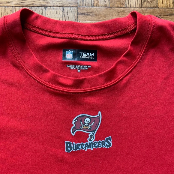 Men's Team Apparel Tampa Bay Bucaneers Red Shirt M - Picture 3 of 5